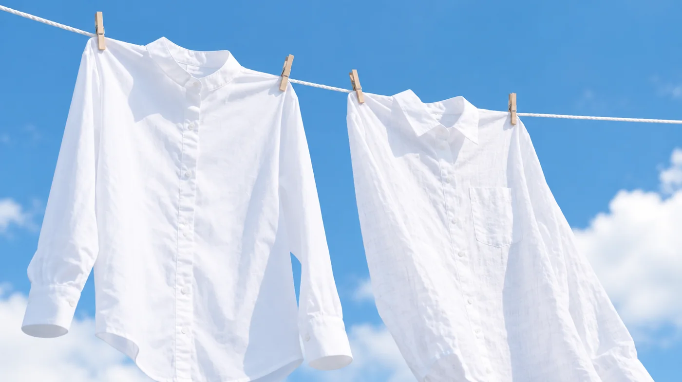 Camicie bianche stese ad asciugare sotto un cielo azzurro